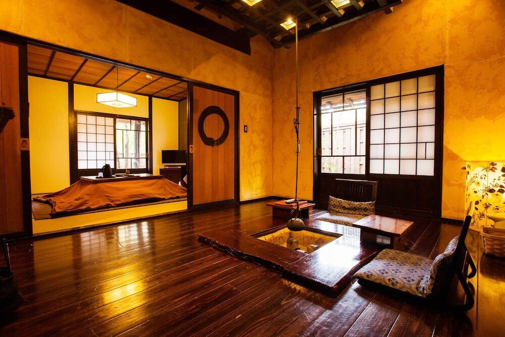 暖炉を囲んでみんなで会話を楽しんで3521819