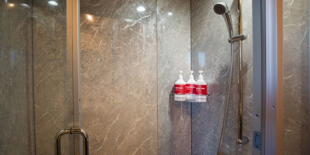 バスルームのシャワー