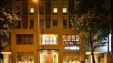 施設の正面 (日没後) / 5