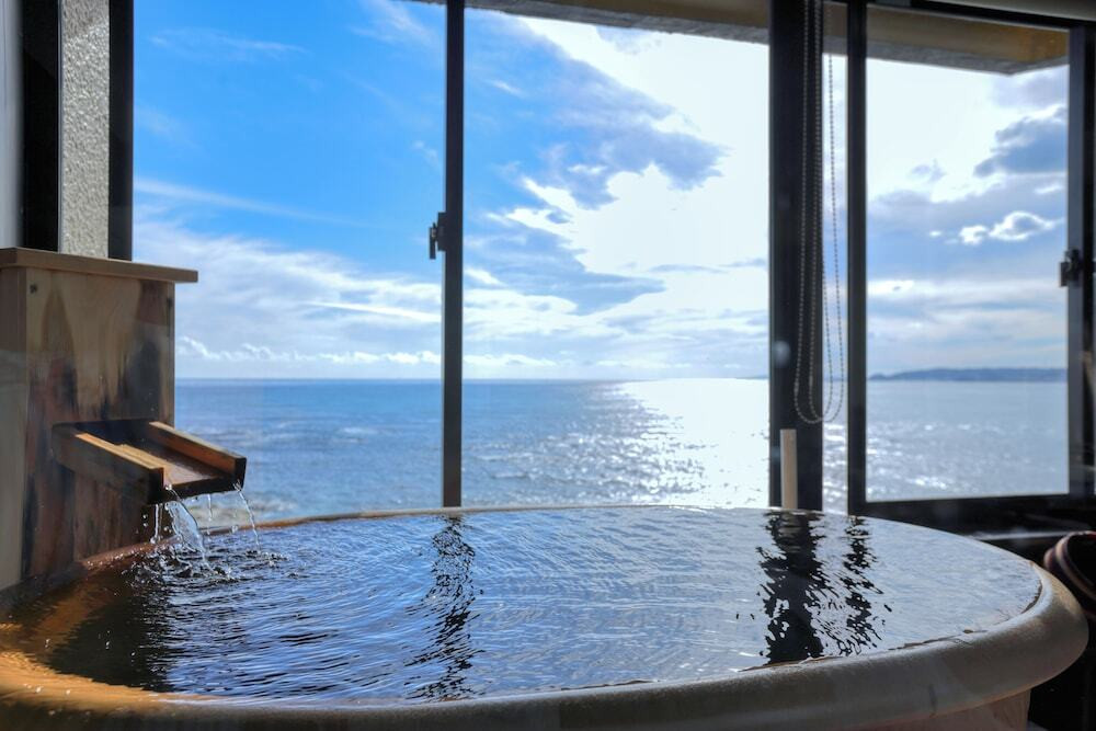 源泉かけ流しの露天風呂付き客室でゆったりくつろぐ4001830