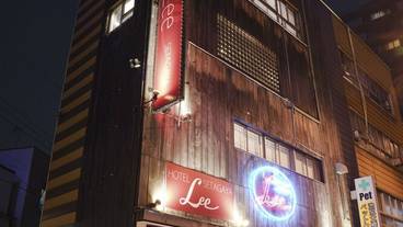 施設の正面 (日没後) / 1