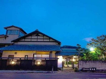 屋敷を改築した隠れ宿で、昭和30年代の古きよき食文化に触れる。3915020