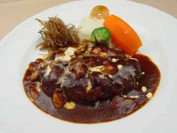「厳選洋食さくらい」料理 699635 洋食王道の一品、デミグラスソースのハンバーグ