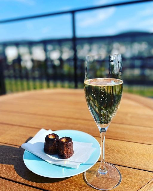 ウェルカムドリンクのスパークリングワイン。ソフトドリンクも選べる / 2