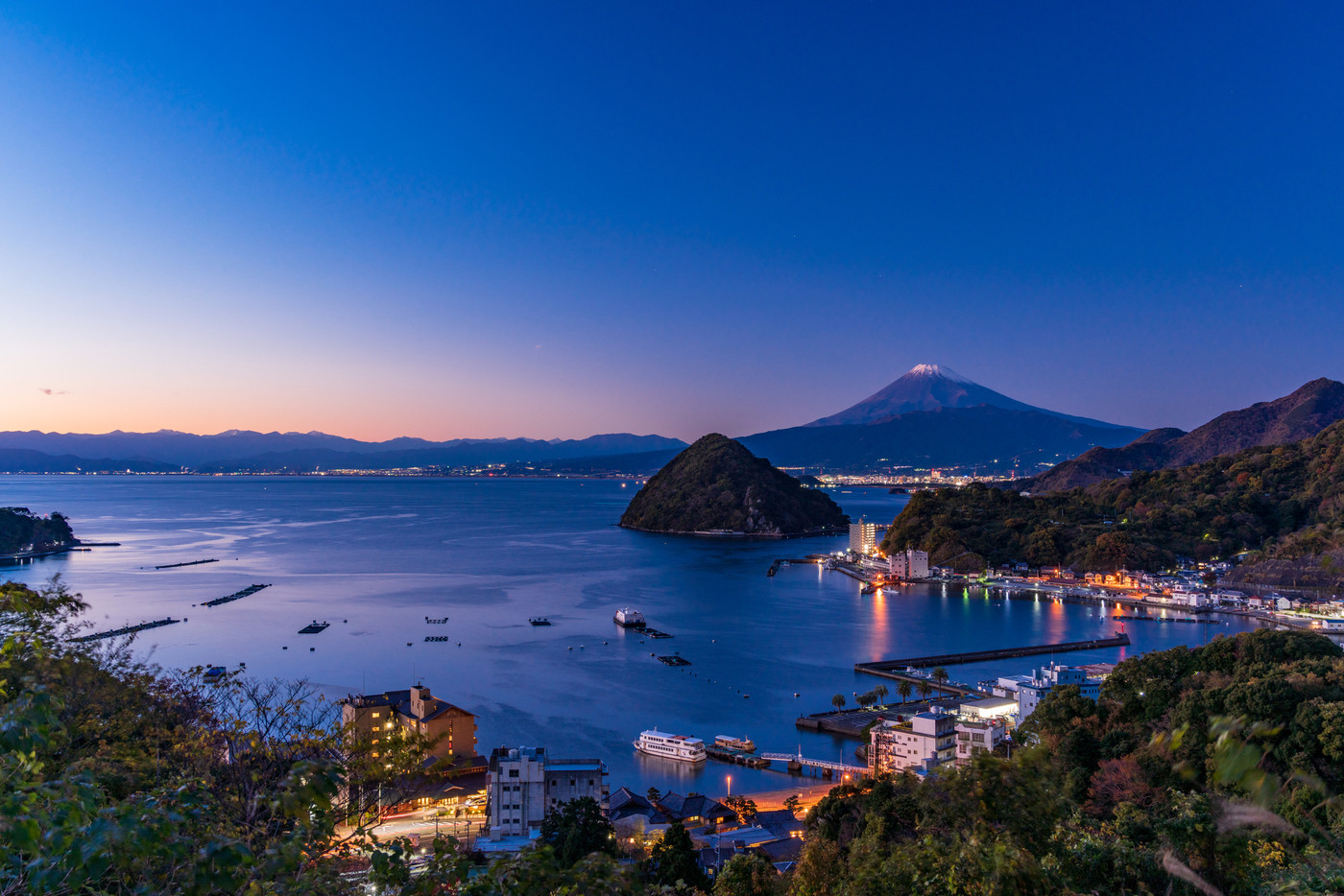 （静岡県）伊豆・内浦湾と富士山　夜景