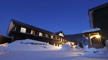 施設の正面 (日没後) / 2