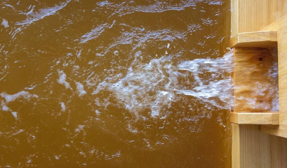 金色の超高濃度の天然温泉 / 2