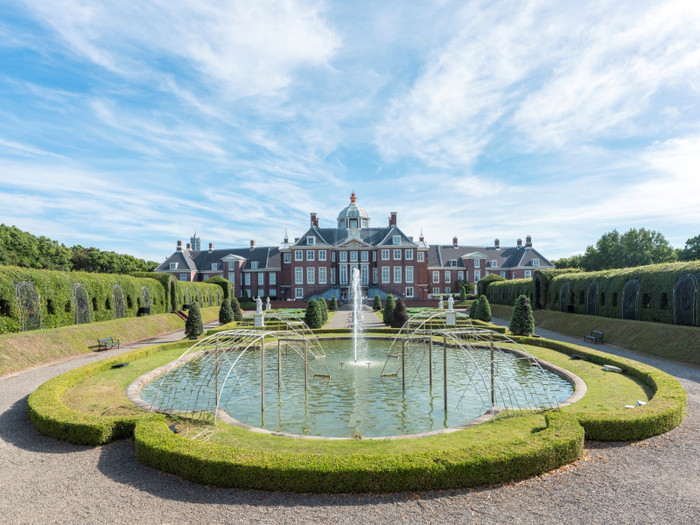 宮殿の裏には美しいオランダ・バロック式の庭園も