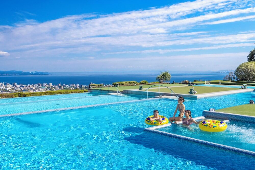 年中家族で遊べる、屋外温泉プール4754185