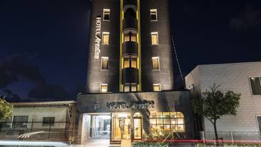 施設の正面 (日没後) / 3