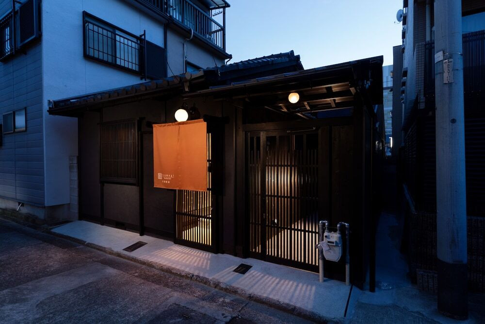 施設の正面 (日没後)