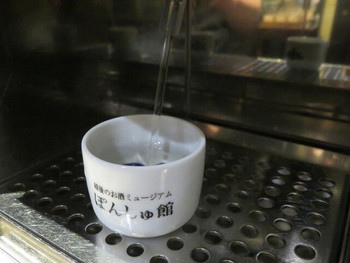 「ぽんしゅ館 利き酒番所」ドリンク 1278261 注いでるところ