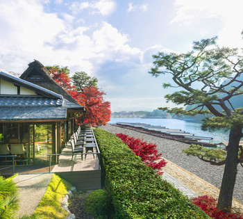 「茶寮 八翠」 内観 51087652 秋には一面に広がる嵐山の美しい紅葉を望めます