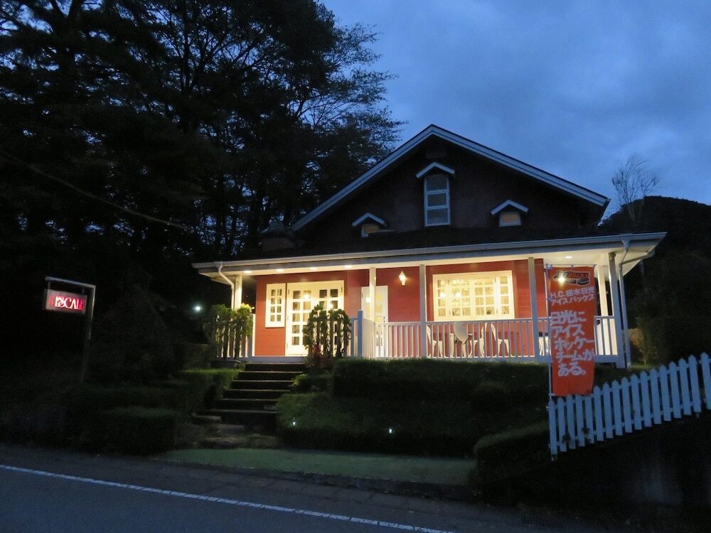 施設の正面 (日没後)