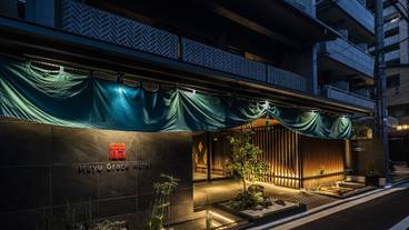 施設の正面 (日没後) / 2