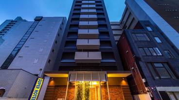 施設の正面 (日没後) / 2