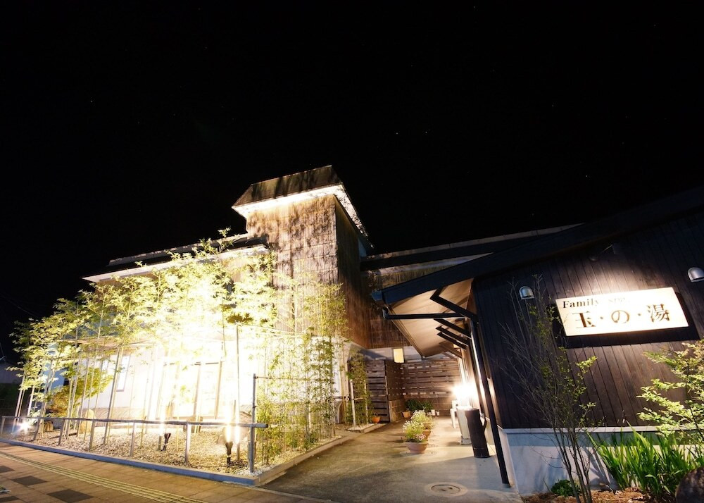 施設の正面 (日没後)