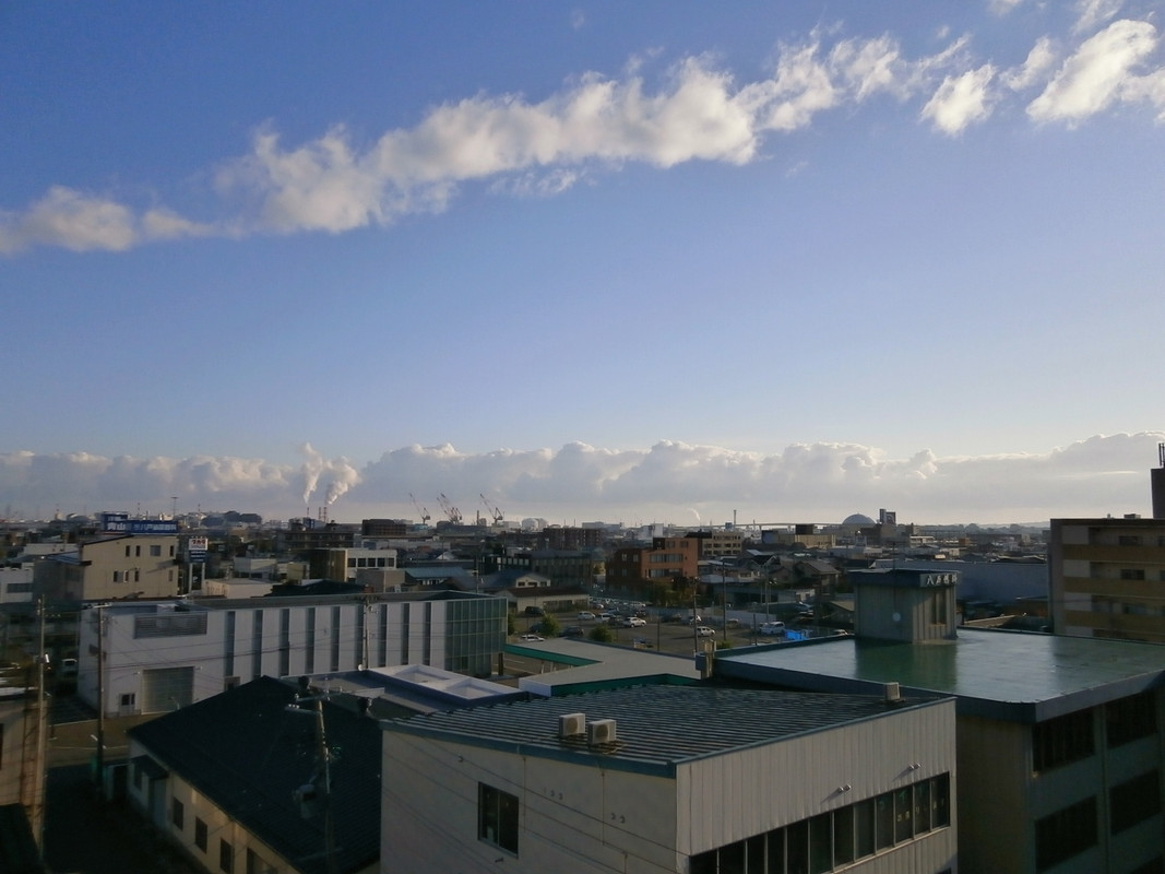 遠くに八戸港が観えます