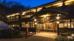 蔦温泉旅館 足元から源泉湧出の自噴温泉