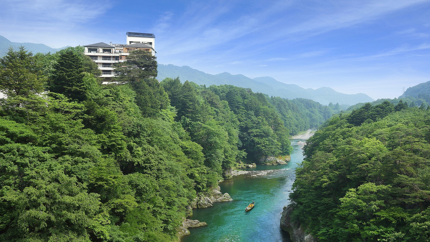 ホテル外観と鬼怒川
