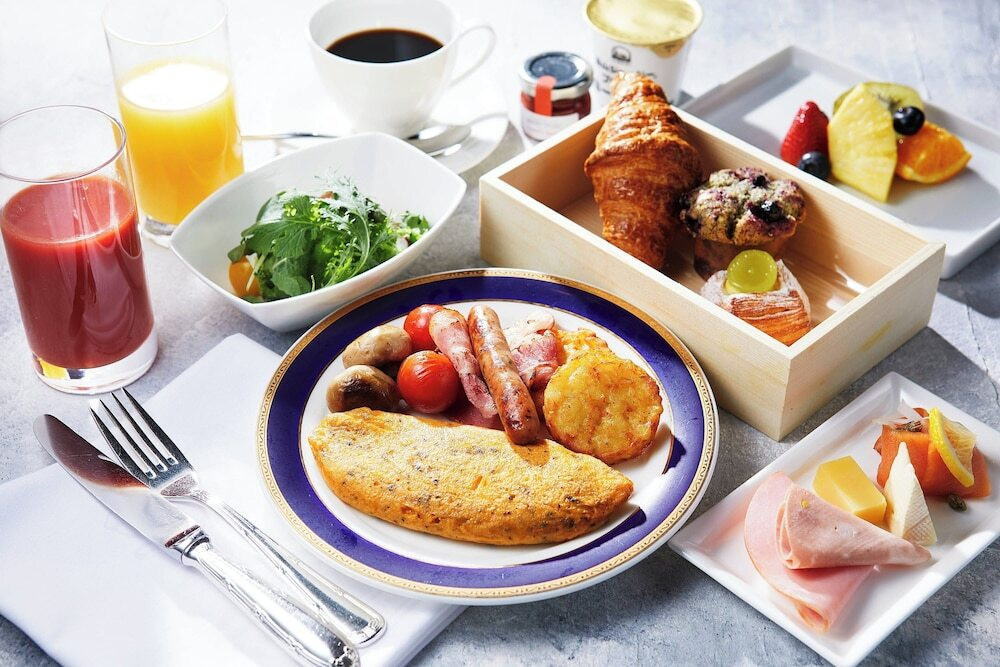 エッグベネディクトやスパークリングワインも。ヨーロッパ気分の優雅な朝食4754750