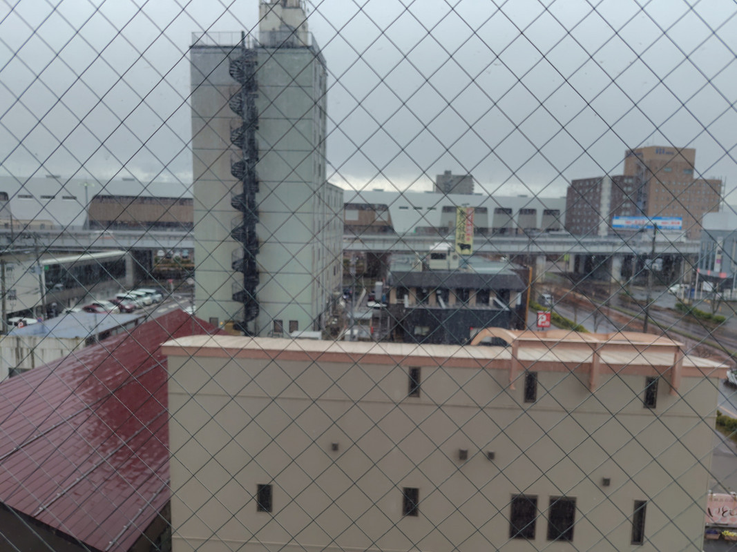 目の前にあるのが「アパホテル燕三条駅前」。奥に燕三条駅