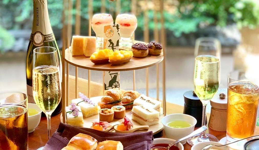 ケーキやスコーンを♡
カフェでティータイム / 2