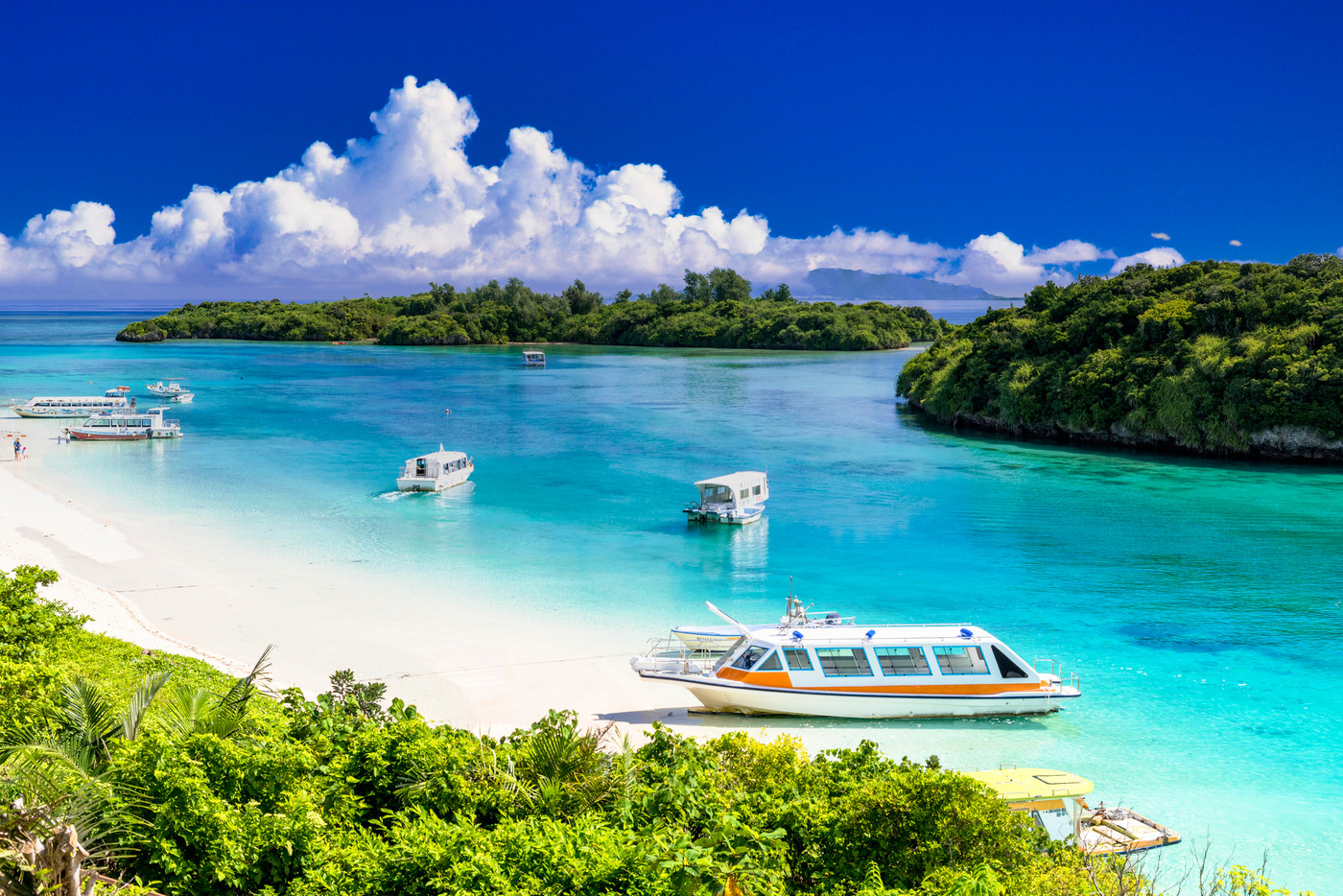 川平湾の美しいサンゴ礁の海と雲