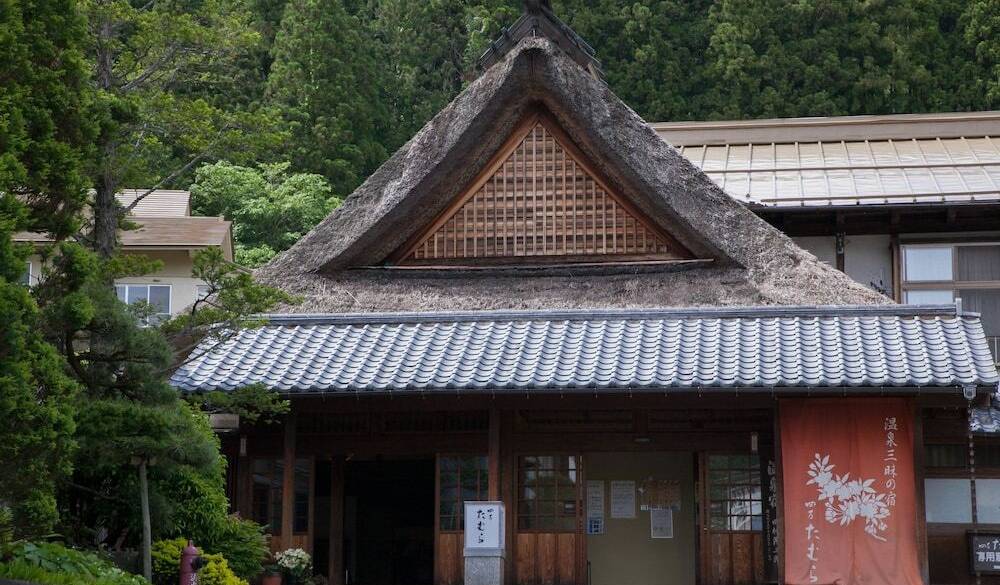 懐かしい雰囲気
宿の歴史を感じる玄関 / 1