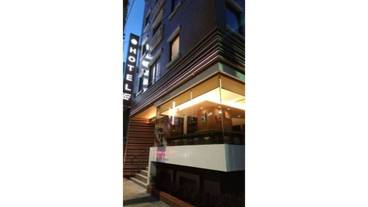 施設の正面 (日没後) / 1