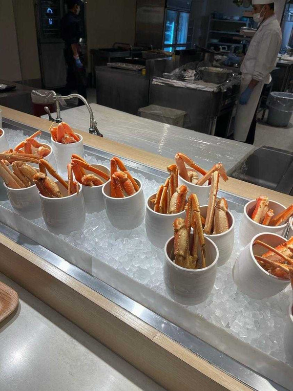 名物のカニ食べ放題コーナー。夕食ビュッフェ会場は「グリーンテラス」と「リバティ」のいずれかで、レストランによって異なる内容を楽しめる / 1