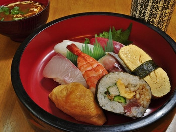 「ときすし」料理 980209 ときときセット[500円]握り６貫＋とき巻き１個＋イナリ１個に赤だしは付いたお得なランチメニューです