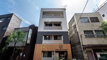 施設の正面 (日没後) / 2