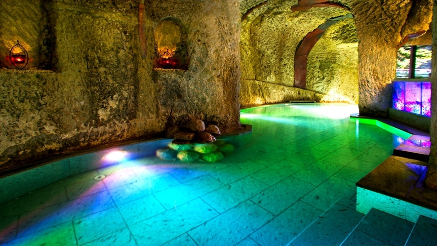 幻想的な洞窟風呂が話題の旅館4055034