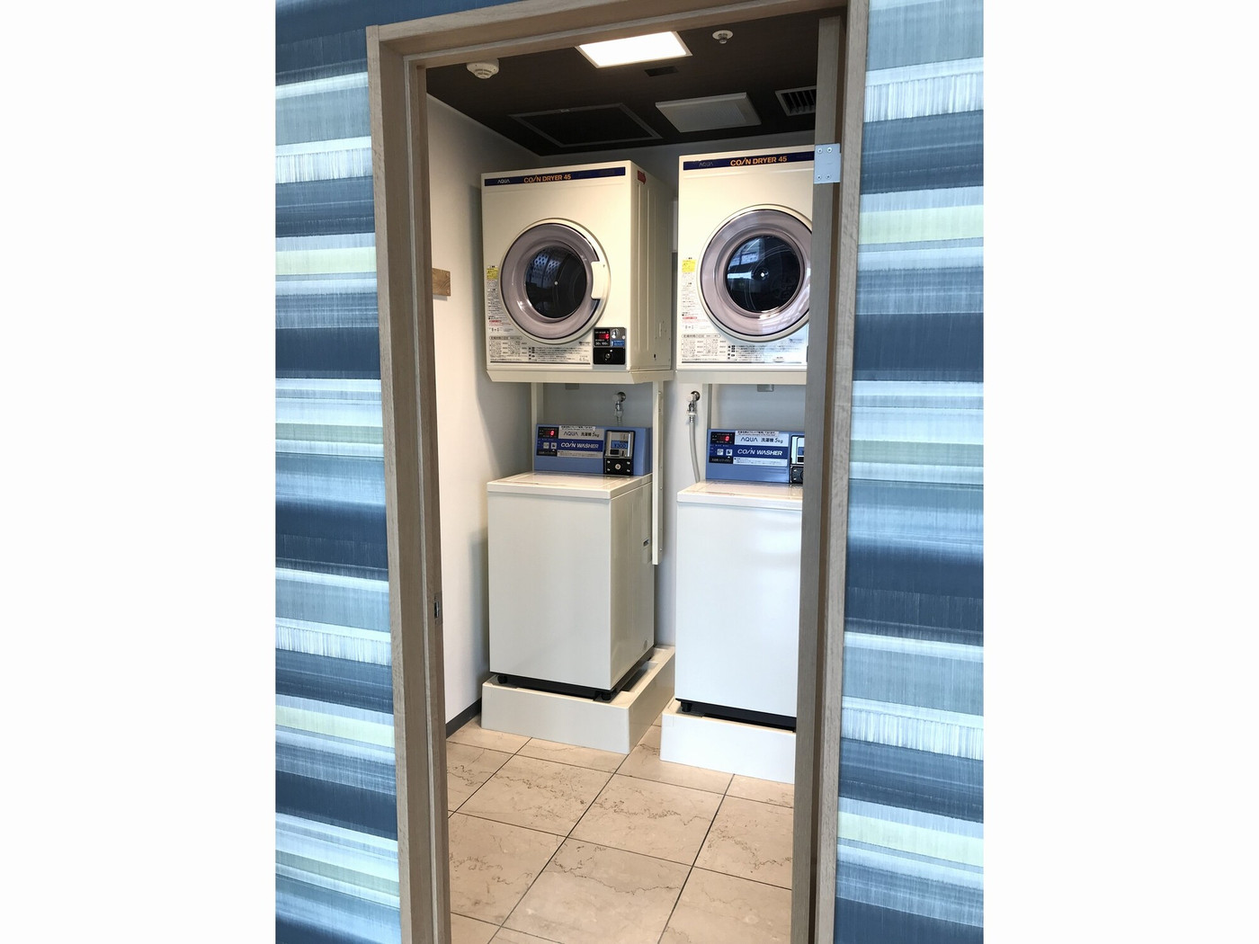 館内のバーで夜更けまで友と語り合う3400210