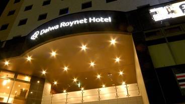 施設の正面 (日没後) / 5