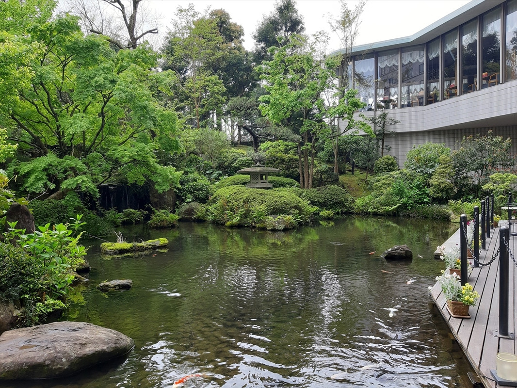 朝食会場からは敷地内の日本庭園に出られます。