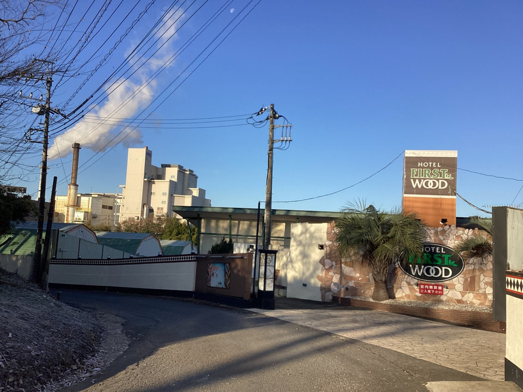 施設への道付近。清掃工場の煙も。