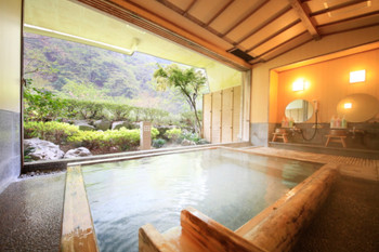 Private baths and rooms with open-air baths...Private lodgings are available3376417