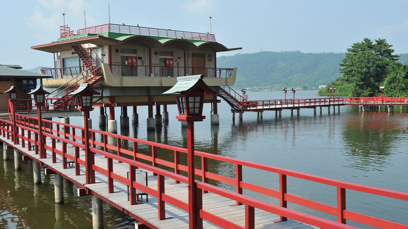 温泉は100％源泉掛け流し♪湖上露天風呂で心も体も開放できちゃうお宿3459024