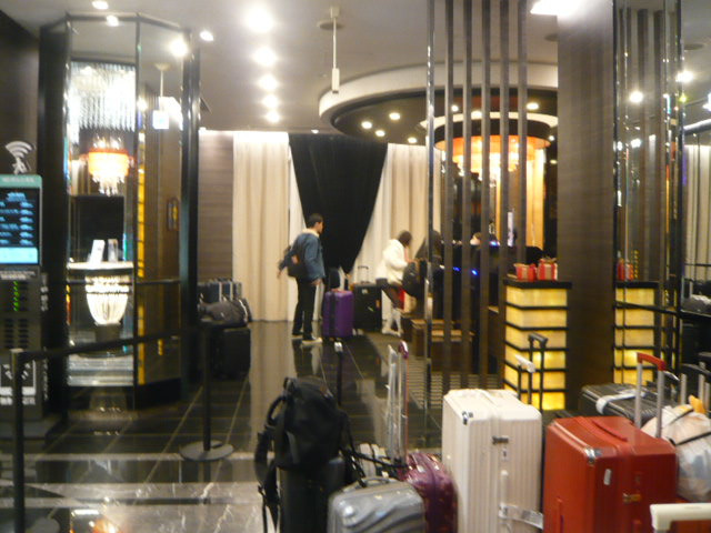 浅草のアパホテル田原町のフロントの前の通路です。