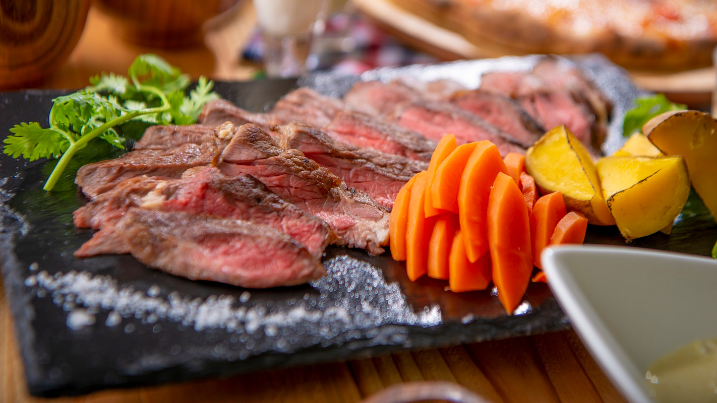 夕食ビュッフェ／肉料理一例