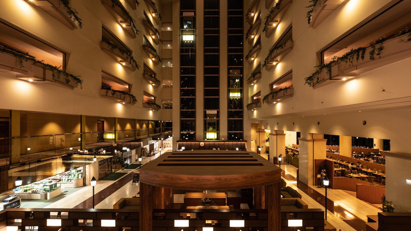 吹き抜けのアトリウムロビー