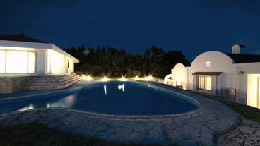 施設の正面 (日没後) / 1