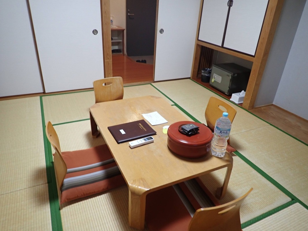 和室８畳。これに縁側？部分に椅子２脚とテーブル