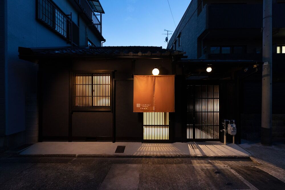 施設の正面 (日没後)