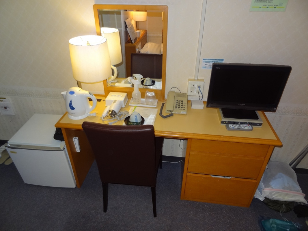 ビジネスホテルの備品は揃っています。