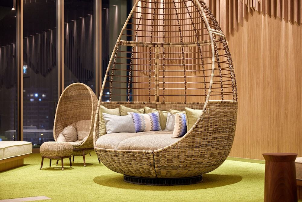 フロントロビー　ハンギングチェア