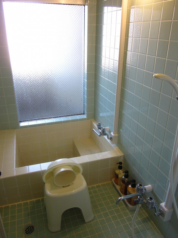 昭和レトロな珍しいタイル張りの浴槽に浴室