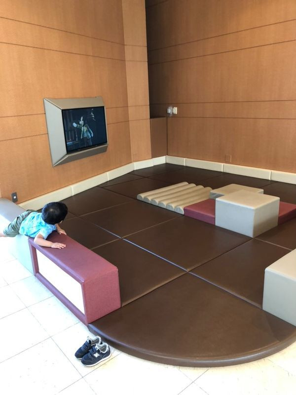 エミオンタワー1階にははディズニーチャンネルを視聴できるコーナーも。手続きする間に子どもも退屈せず過ごせる / 1